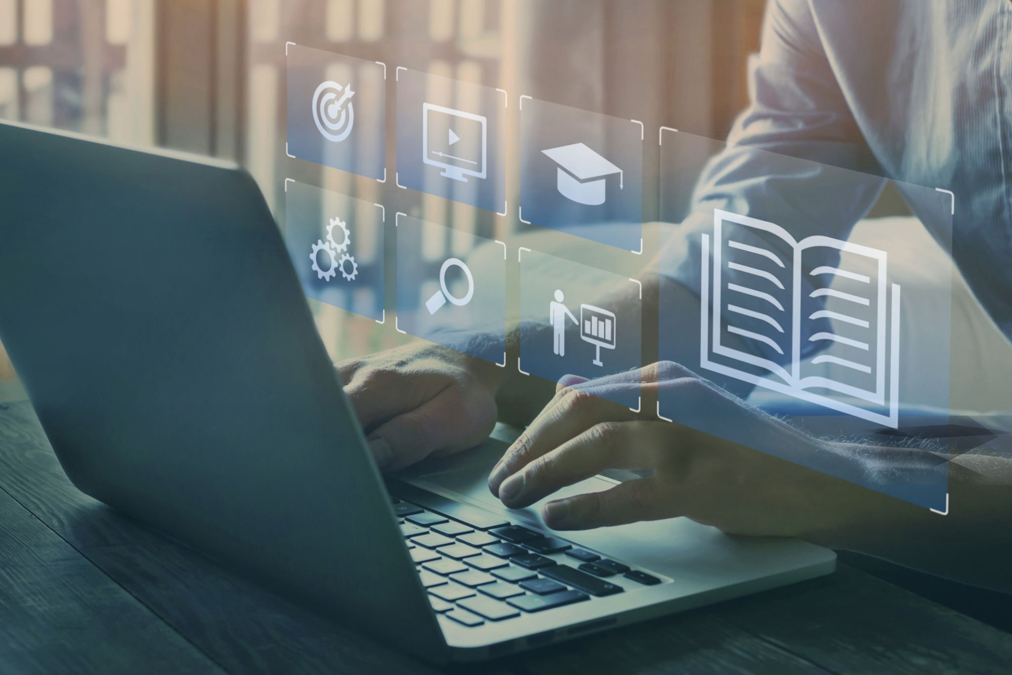 Image d'un homme apprenant via un module e-learning sur son ordinateur