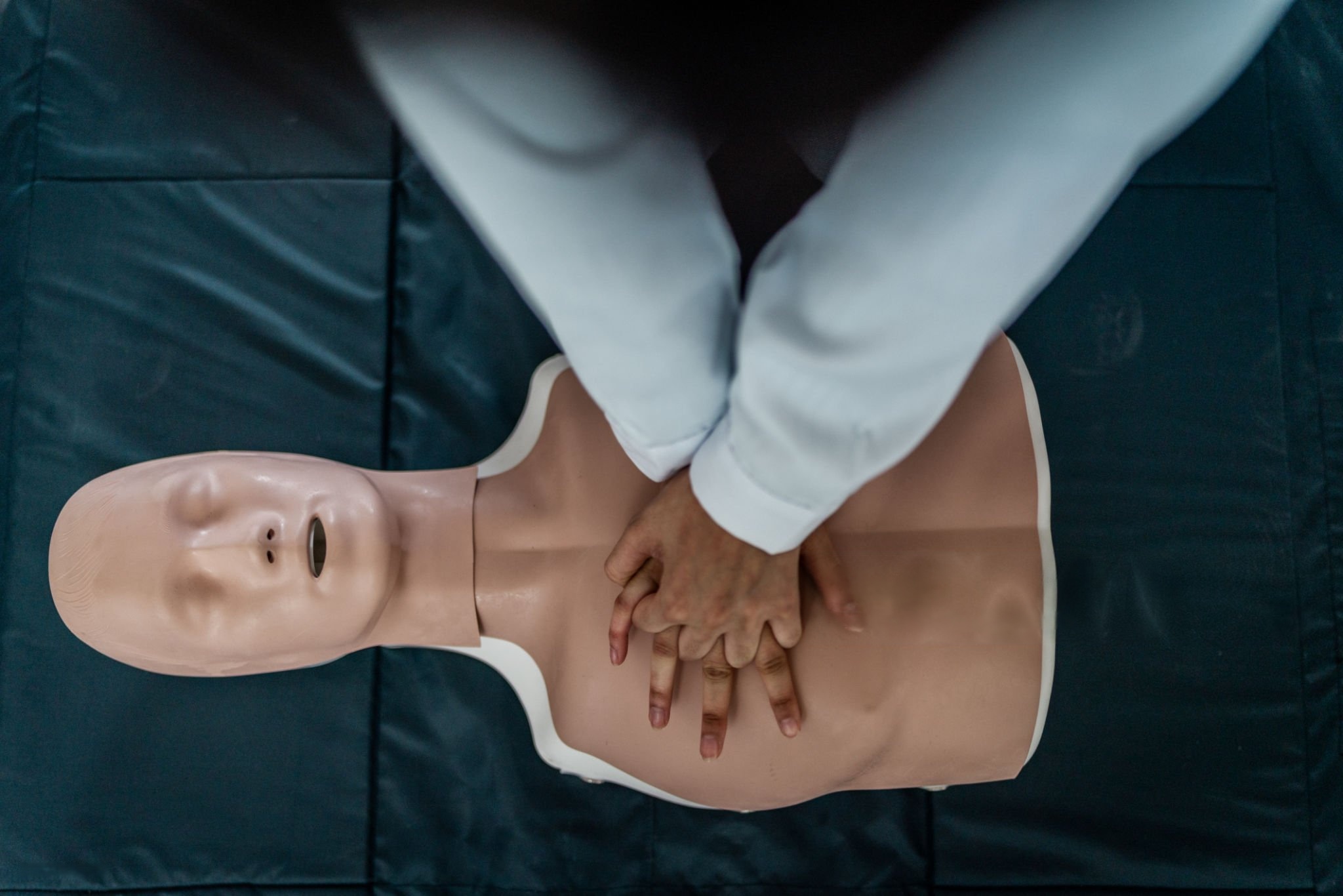 Image d'un mannequin d'entrainement au massage cardiaque, l'une des nombreuses chose vu lors de la formation SST